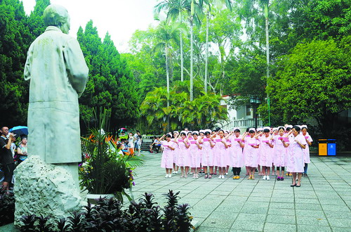 医务人员在林巧稚塑像前宣誓。.jpg