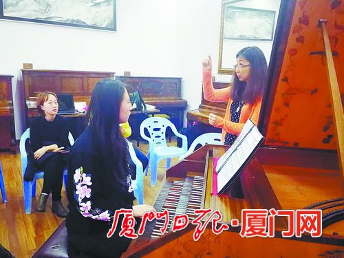 大师班上，羽管键琴家沈凡秀对鼓浪屿钢琴博物馆的演奏员进行一对一指导。.jpg