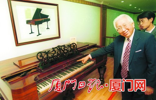 胡友义介绍钢琴。（资料图）.jpg
