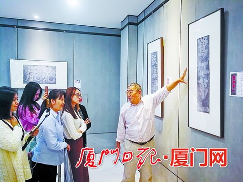 分享会上，何丙仲向大家介绍摩崖石刻背后的故事。.jpg